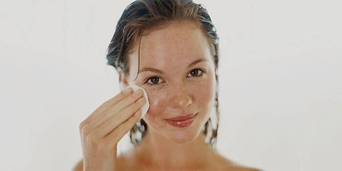 Aplicar aceite na pel da cara para o rexuvenecemento